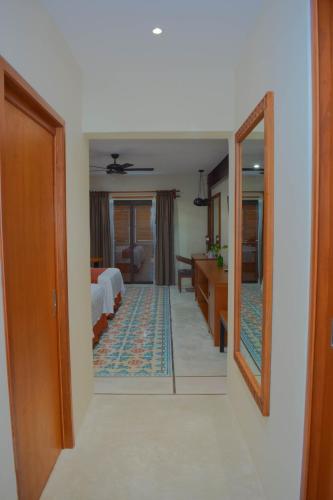 Habitación Doble Deluxe con Balcón del hotel El Mesón Del Marqués. Foto 1