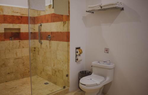 Habitación Doble Deluxe con Balcón del hotel El Mesón Del Marqués. Foto 2