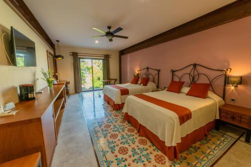 Habitación Doble Deluxe con Balcón del hotel El Mesón Del Marqués. Foto 3