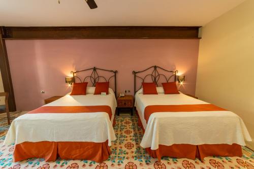 Habitación Doble Deluxe con Balcón del hotel El Mesón Del Marqués. Foto 4