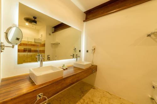 Habitación Deluxe con cama extragrande del hotel El Mesón Del Marqués