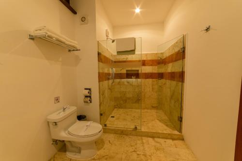 Habitación Deluxe con cama extragrande del hotel El Mesón Del Marqués. Foto 1