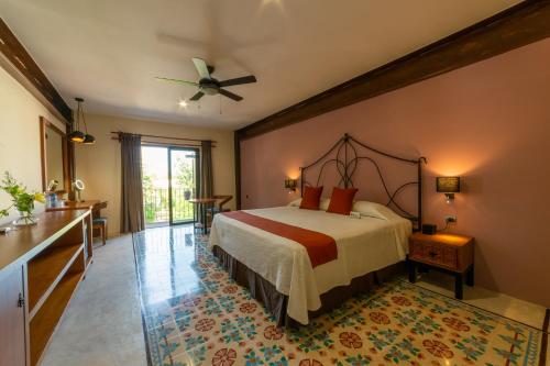 Habitación Deluxe con cama extragrande del hotel El Mesón Del Marqués. Foto 2