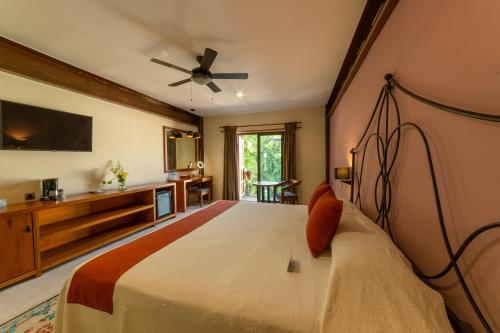 Habitación Deluxe con cama extragrande del hotel El Mesón Del Marqués. Foto 3
