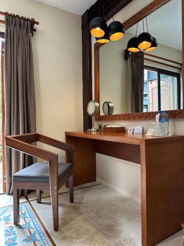 Habitación Deluxe con cama extragrande del hotel El Mesón Del Marqués. Foto 4