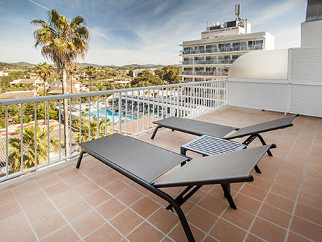 Habitación doble Vista Piscina Balcón o Terraza del hotel Catalonia Del Mar - Adults Only. Foto 1