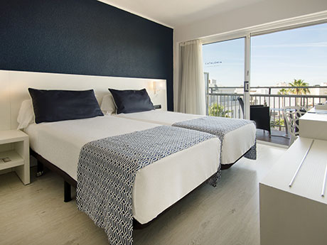 Habitación doble Vista Piscina Balcón o Terraza del hotel Catalonia Del Mar - Adults Only. Foto 2