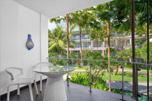 Aqua Studio Suite Twin Bed Lagoon View, Kids Club Access & 2 Minutes Walk To Jimbaran Beach del hotel Le Meridien Bali Jimbaran - Chse Certified. Foto 3
