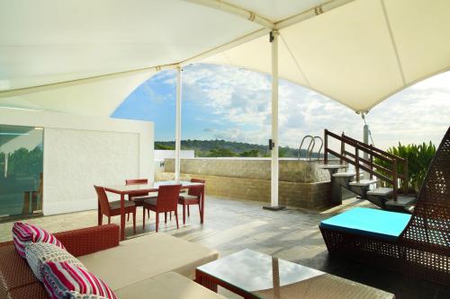 Aqua Pool Sky Penthouse (Adult Only), Kids Club Access & 2 Minutes Walk To Jimbaran Beach del hotel Le Meridien Bali Jimbaran - Chse Certified. Foto 1