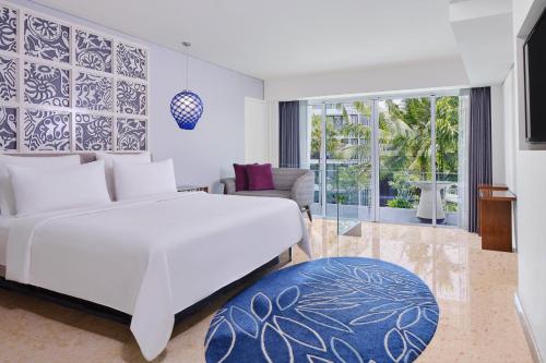 Suite Vista Piscina 1 Cama king 1 habitación del hotel Le Meridien Bali Jimbaran - Chse Certified. Foto 3