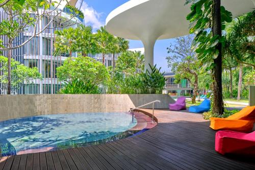 Suite Vista Piscina Balcón o Terraza 1 Cama queen 1 habitación del hotel Le Meridien Bali Jimbaran - Chse Certified. Foto 1