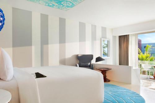 Classic Room King Bed, Kids Club Access & 2 Minutes Walk To Jimbaran Beach del hotel Le Meridien Bali Jimbaran - Chse Certified. Foto 2