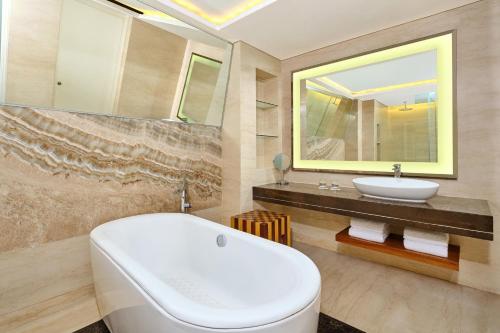 Deluxe Room King Bed Lagoon Access, Kids Club Access & 2 Minutes Walk To Jimbaran Beach del hotel Le Meridien Bali Jimbaran - Chse Certified. Foto 3