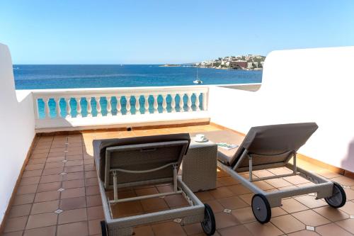 Habitación Triple Superior con vistas al mar del hotel Nixe Palace. Foto 1