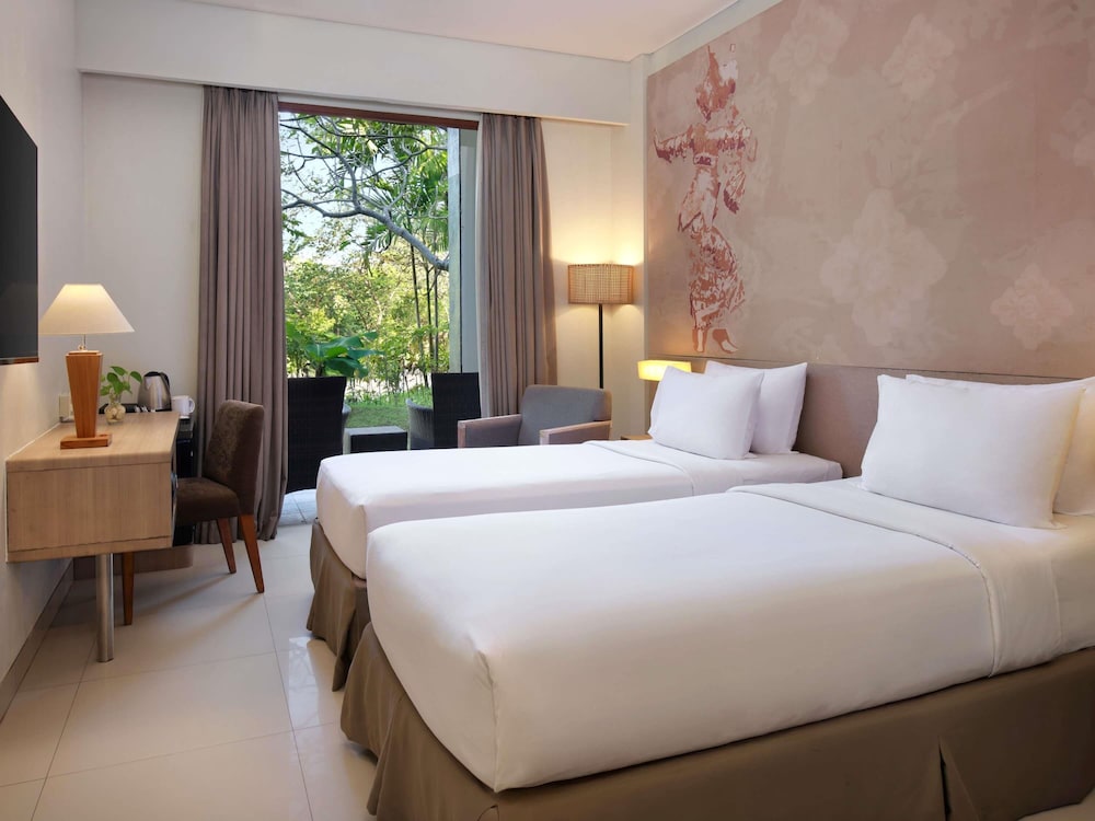 Habitación Deluxe con 2 Camas Individuales, Terraza y Vistas a la Piscina del hotel Mercure Bali Nusa Dua. Foto 2