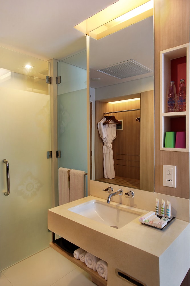 Habitación Deluxe con 2 Camas Individuales, Terraza y Vistas a la Piscina del hotel Mercure Bali Nusa Dua. Foto 5