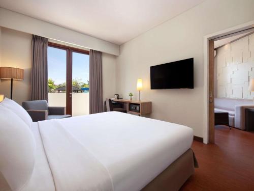 Suite Junior con 1 cama doble y Sofá del hotel Mercure Bali Nusa Dua. Foto 1