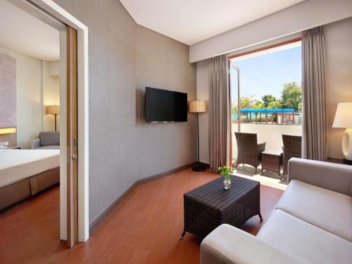Suite Junior con 1 cama doble y Sofá del hotel Mercure Bali Nusa Dua. Foto 2