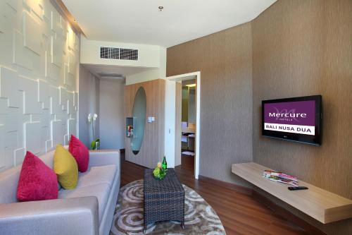 Suite Junior con 1 cama doble y Sofá del hotel Mercure Bali Nusa Dua. Foto 3