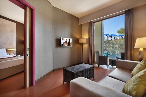 Suite Junior con 1 cama doble y Sofá del hotel Mercure Bali Nusa Dua. Foto 8