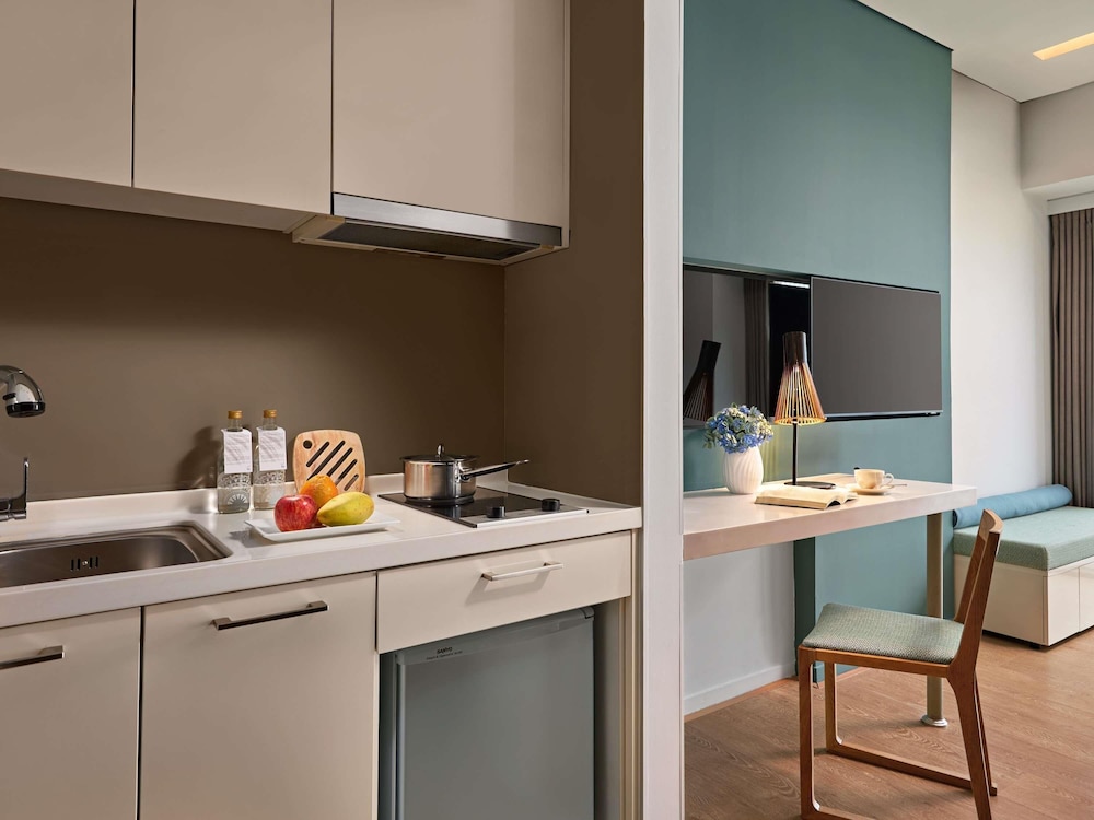 Estudio con 2 camas individuales del hotel Novotel Living Saigon South. Foto 4