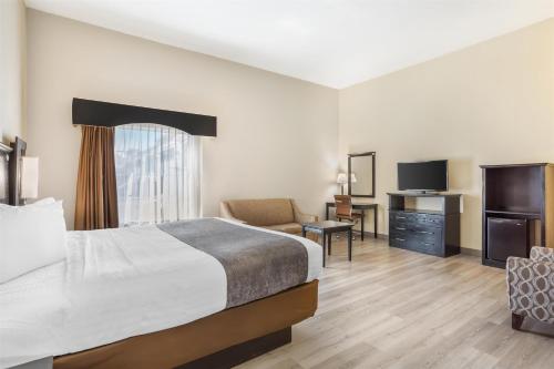 Habitación Deluxe con cama extragrande y sofá cama del hotel Best Western Bar Harbour Inn. Foto 1