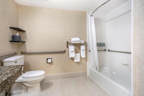 Suite King con sofá cama - acceso para minusválidos del hotel Best Western Bar Harbour Inn. Foto 5