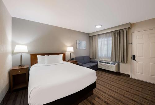 Habitación con cama grande y zona de cocina del hotel SureStay Plus by Best Western Woodbury Inn. Foto 1