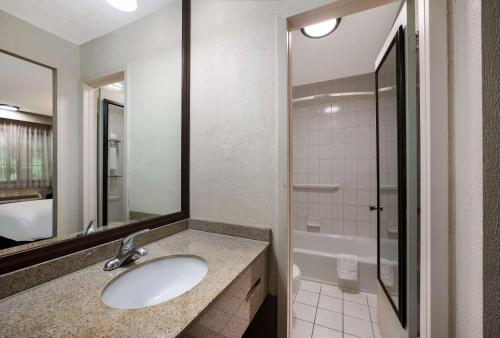 Habitación Doble - No fumadores del hotel SureStay Plus by Best Western Woodbury Inn. Foto 3