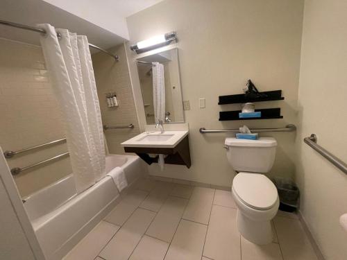 Suite Estudio con cama queen y ducha a ras de suelo - Accesible para movilidad reducida del hotel Candlewood Suites Secaucus - Meadowlands, An Ihg