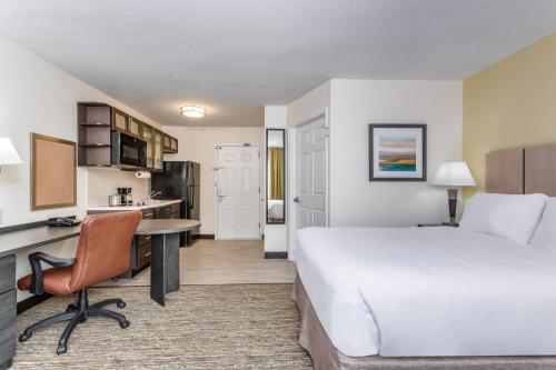 Suite Estudio con cama queen y ducha a ras de suelo - Accesible para movilidad reducida del hotel Candlewood Suites Secaucus - Meadowlands, An Ihg. Foto 5