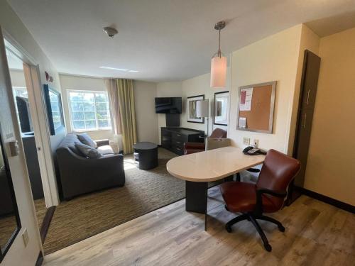 Suite de 1 dormitorio con sofá cama del hotel Candlewood Suites Secaucus - Meadowlands, An Ihg