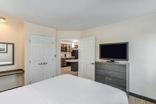 Suite de 1 dormitorio con sofá cama del hotel Candlewood Suites Secaucus - Meadowlands, An Ihg. Foto 2