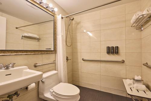 Habitación accesible en silla de ruedas - Cama extragrande - Sótano del hotel The Lodge Red Hook. Foto 4