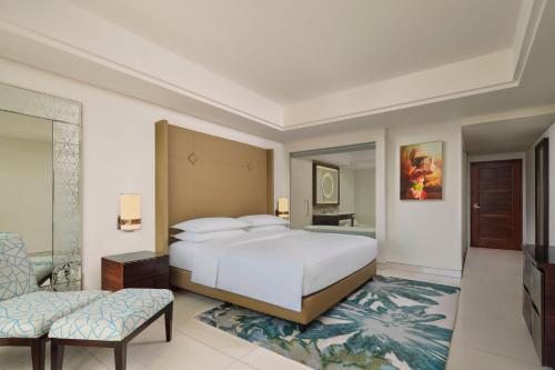 Guest Room, 1 King Bed (suitable for 2 adults & 2 children below 12 y.o. or 3 adults with Extra Bed) del hotel Sheraton Bali Kuta Resort - Chse Certified. Foto 1