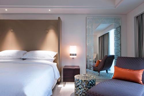 Guest Room, 1 King Bed (suitable for 2 adults & 2 children below 12 y.o. or 3 adults with Extra Bed) del hotel Sheraton Bali Kuta Resort - Chse Certified. Foto 2