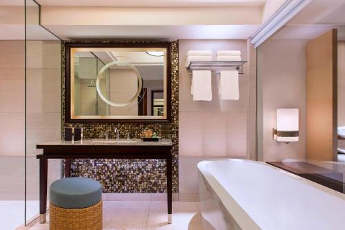 Guest Room, 1 King Bed (suitable for 2 adults & 2 children below 12 y.o. or 3 adults with Extra Bed) del hotel Sheraton Bali Kuta Resort - Chse Certified. Foto 3