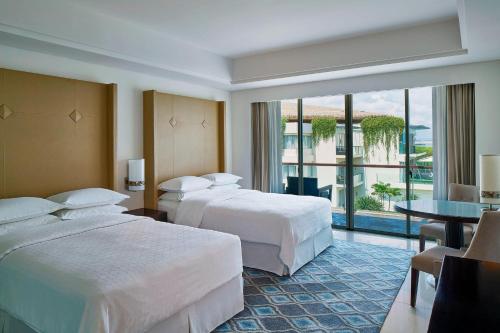 Guest Room, 2 Double Beds (suitable for 2 adults & 2 children below 12 y.o. or 3 adults with Extra Bed) del hotel Sheraton Bali Kuta Resort - Chse Certified. Foto 1