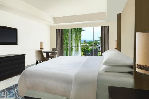 Guest Room Partial Ocean View, 1 King Bed (suitable for 2 adults & 2 children below 12 y.o. or 3 adults with Extra Bed) del hotel Sheraton Bali Kuta Resort - Chse Certified