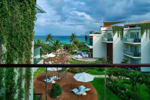 Guest Room Partial Ocean View, 1 King Bed (suitable for 2 adults & 2 children below 12 y.o. or 3 adults with Extra Bed) del hotel Sheraton Bali Kuta Resort - Chse Certified. Foto 3
