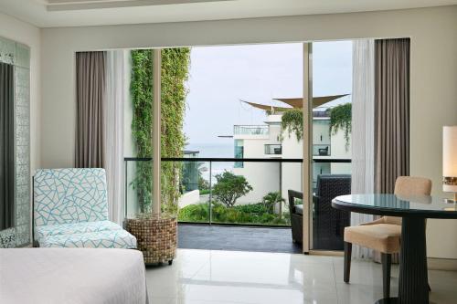 Guest Room Partial Ocean View, 2 Double Beds (suitable for 2 adults & 2 children below 12 y.o. or 3 adults with Extra Bed) del hotel Sheraton Bali Kuta Resort - Chse Certified