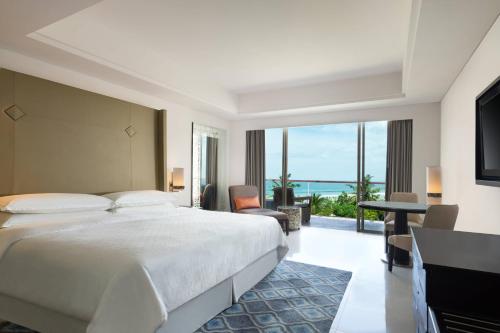 Guest Room Ocean View, 1 King Bed (suitable for 2 adults & 2 children below 12 y.o. or 3 adults with Extra Bed) del hotel Sheraton Bali Kuta Resort - Chse Certified