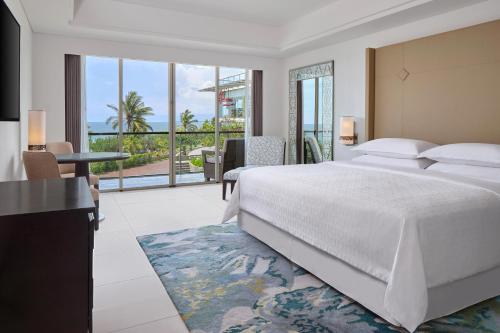 Guest Room Ocean View, 1 King Bed (suitable for 2 adults & 2 children below 12 y.o. or 3 adults with Extra Bed) del hotel Sheraton Bali Kuta Resort - Chse Certified. Foto 1