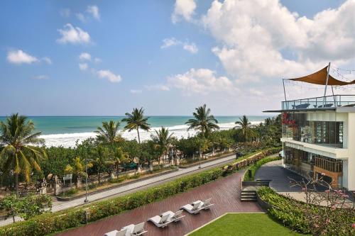 Guest Room Ocean View, 1 King Bed (suitable for 2 adults & 2 children below 12 y.o. or 3 adults with Extra Bed) del hotel Sheraton Bali Kuta Resort - Chse Certified. Foto 3