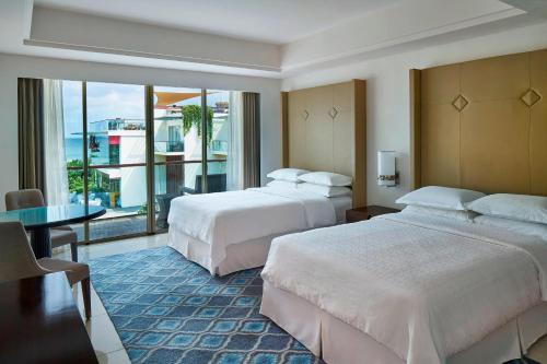 Guest Room Ocean View, 2 Double Beds (suitable for 2 adults & 2 children below 12 y.o. or 3 adults with Extra Bed) del hotel Sheraton Bali Kuta Resort - Chse Certified
