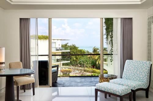 Junior Ocean View Suite, 1 King Bed (maximum 3 adults with Extra Bed) del hotel Sheraton Bali Kuta Resort - Chse Certified. Foto 2