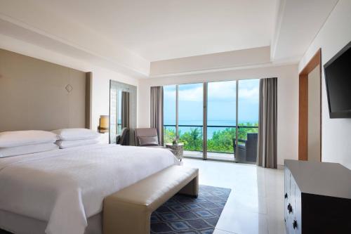 Larger Oceanfront Suite, 1 King Bed (suitable for up to 4 adults with 2 Extra Beds) del hotel Sheraton Bali Kuta Resort - Chse Certified