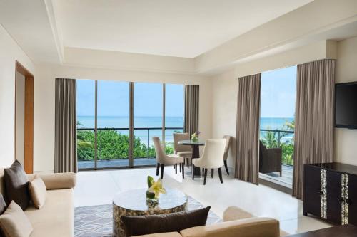 Larger Oceanfront Suite, 1 King Bed (suitable for up to 4 adults with 2 Extra Beds) del hotel Sheraton Bali Kuta Resort - Chse Certified. Foto 1