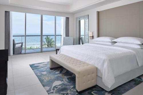 Larger Oceanfront Suite, 1 King Bed (suitable for up to 4 adults with 2 Extra Beds) del hotel Sheraton Bali Kuta Resort - Chse Certified. Foto 2