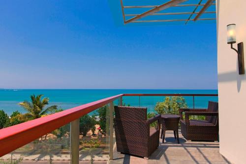 Larger Oceanfront Suite, 1 King Bed (suitable for up to 4 adults with 2 Extra Beds) del hotel Sheraton Bali Kuta Resort - Chse Certified. Foto 3